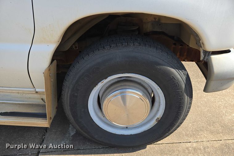 image for item EN8065 1998 Ford Club Wagon XL van