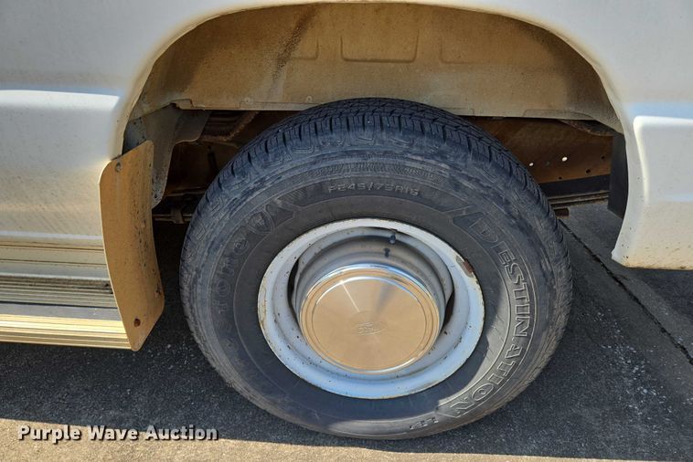 image for item EN8065 1998 Ford Club Wagon XL van