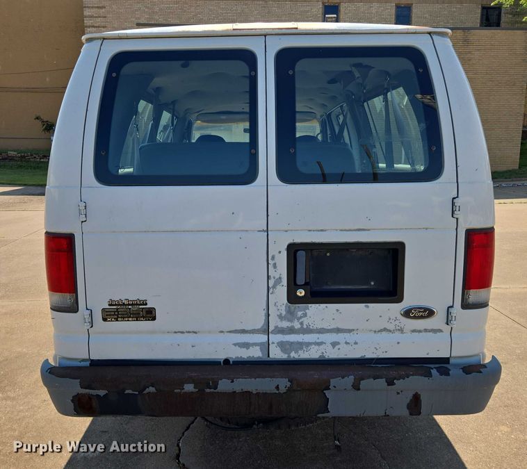 image for item EN8067 2001 Ford E350 van