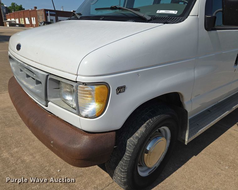 image for item EN8067 2001 Ford E350 van