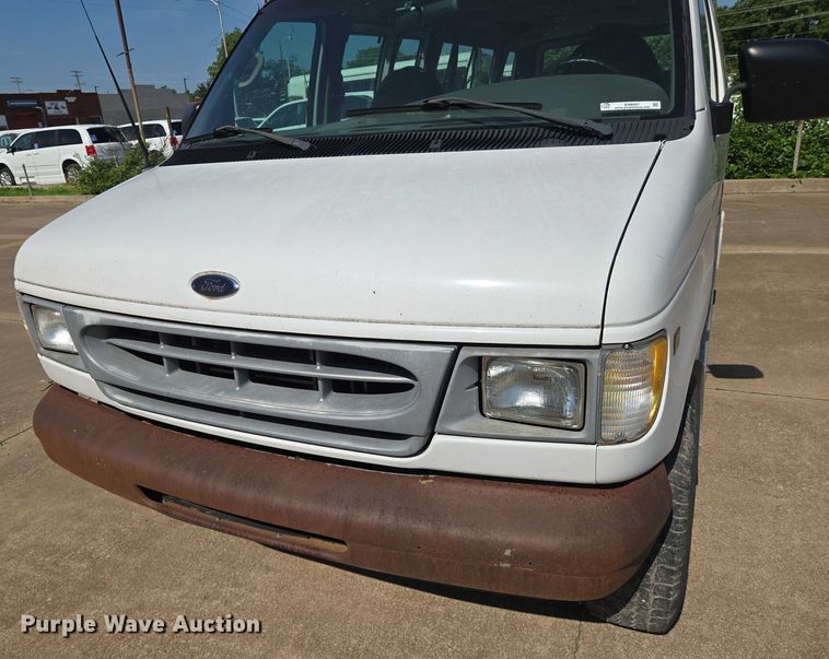image for item EN8067 2001 Ford E350 van