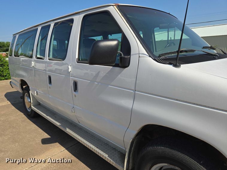 image for item EN8067 2001 Ford E350 van