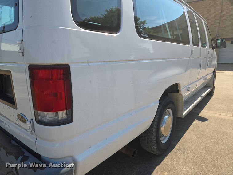 image for item EN8067 2001 Ford E350 van