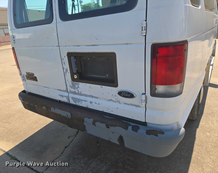 image for item EN8067 2001 Ford E350 van