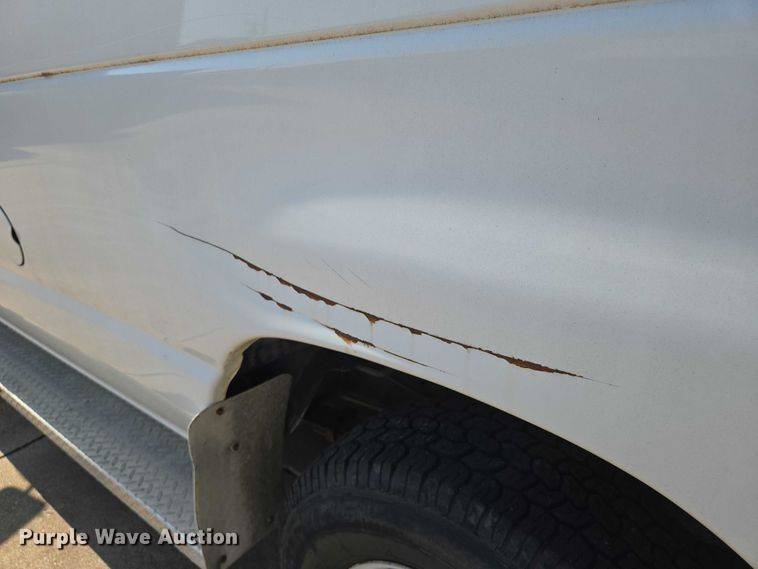image for item EN8067 2001 Ford E350 van