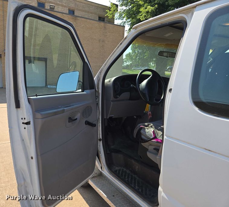 image for item EN8067 2001 Ford E350 van