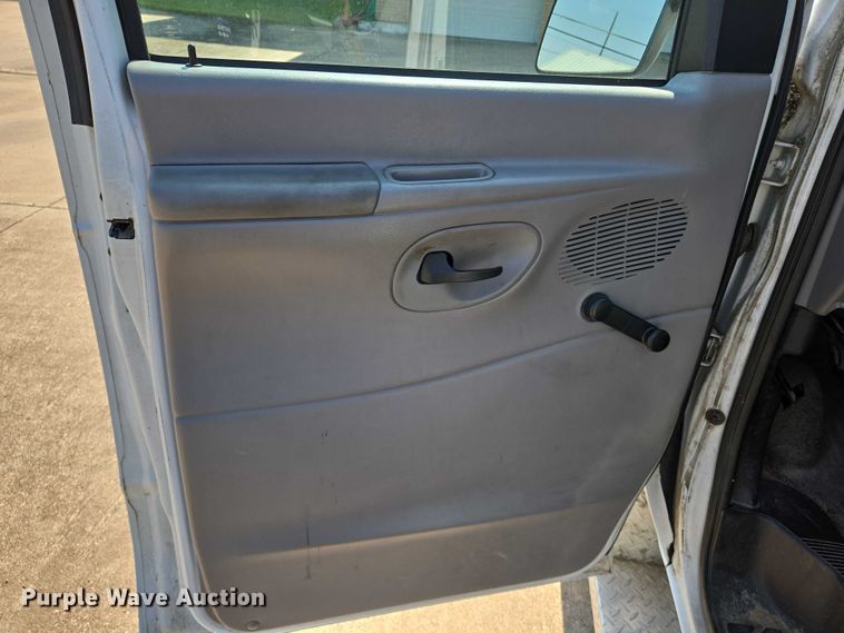 image for item EN8067 2001 Ford E350 van