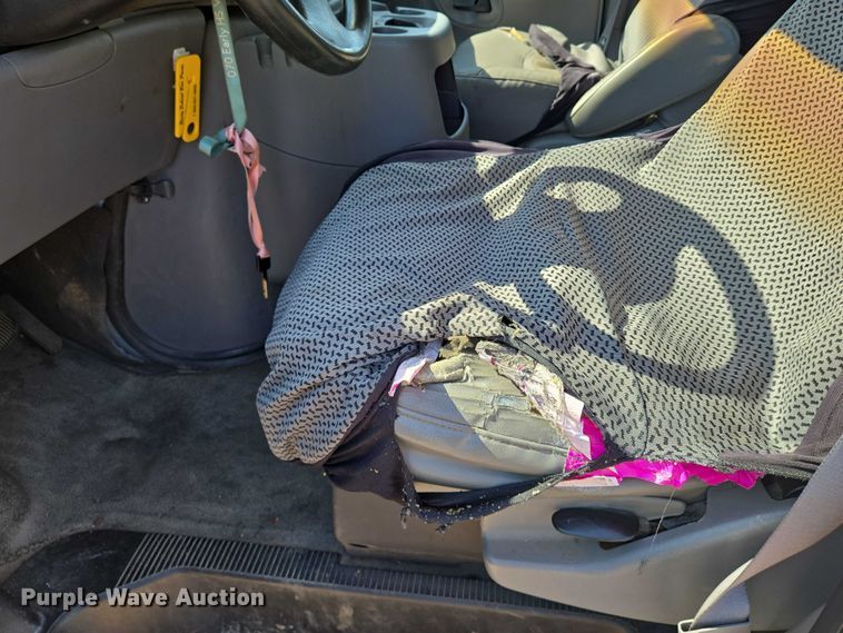 image for item EN8067 2001 Ford E350 van