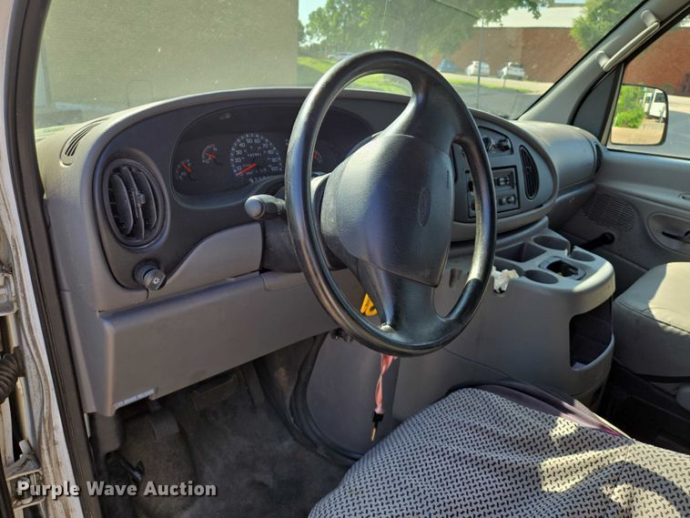 image for item EN8067 2001 Ford E350 van