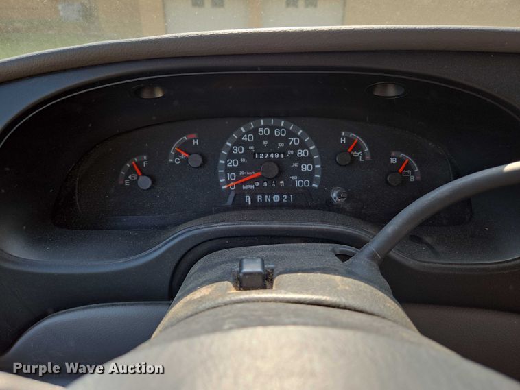 image for item EN8067 2001 Ford E350 van