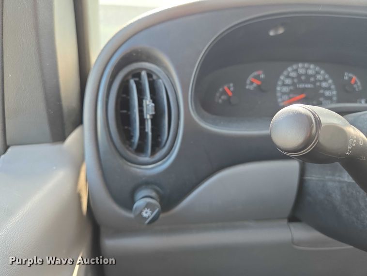 image for item EN8067 2001 Ford E350 van