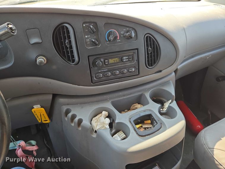 image for item EN8067 2001 Ford E350 van