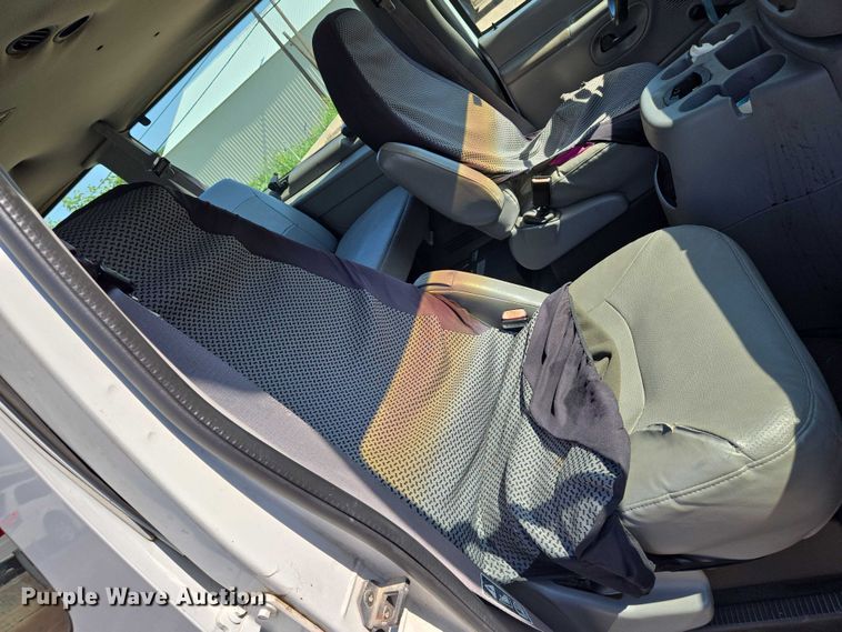 image for item EN8067 2001 Ford E350 van