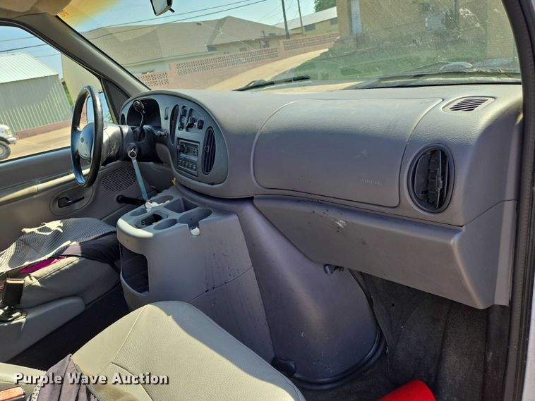 image for item EN8067 2001 Ford E350 van