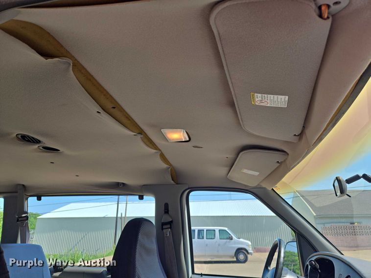 image for item EN8067 2001 Ford E350 van