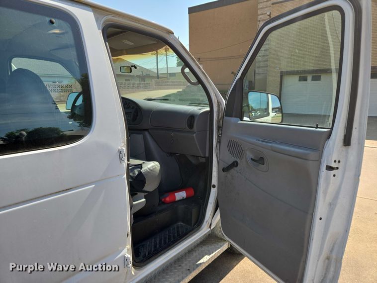 image for item EN8067 2001 Ford E350 van