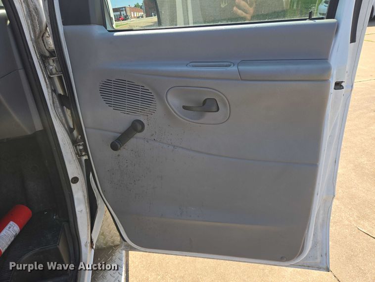 image for item EN8067 2001 Ford E350 van