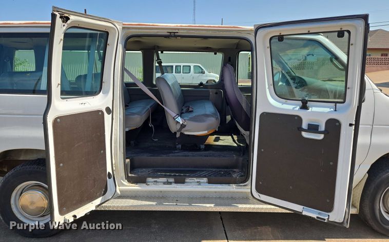 image for item EN8067 2001 Ford E350 van