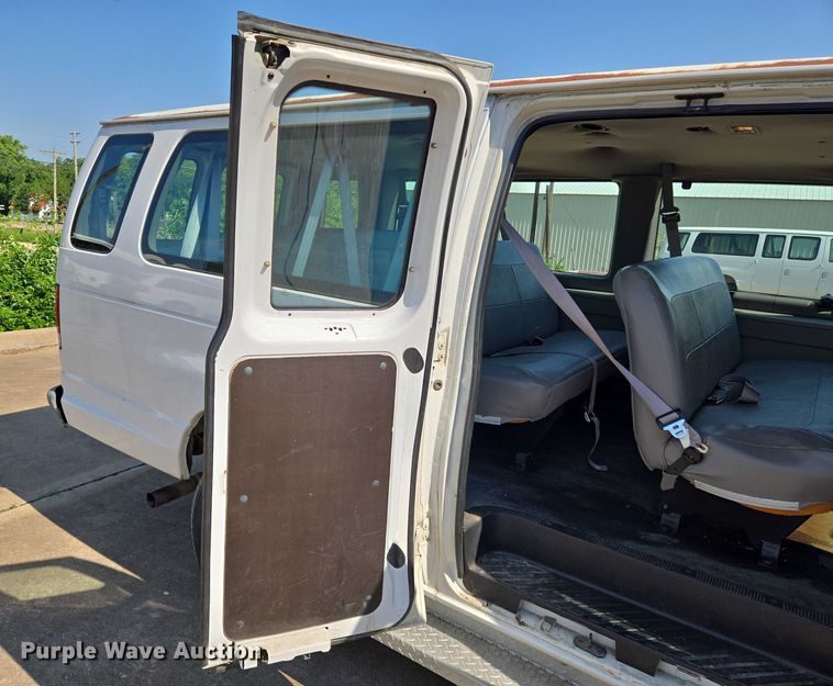 image for item EN8067 2001 Ford E350 van
