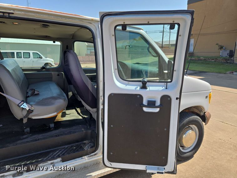 image for item EN8067 2001 Ford E350 van