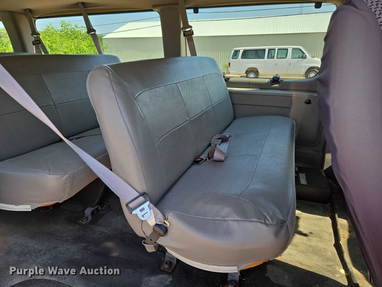 image for item EN8067 2001 Ford E350 van