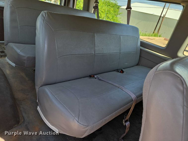 image for item EN8067 2001 Ford E350 van