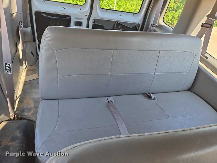 image for item EN8067 2001 Ford E350 van