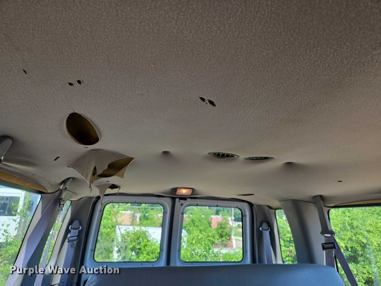 image for item EN8067 2001 Ford E350 van