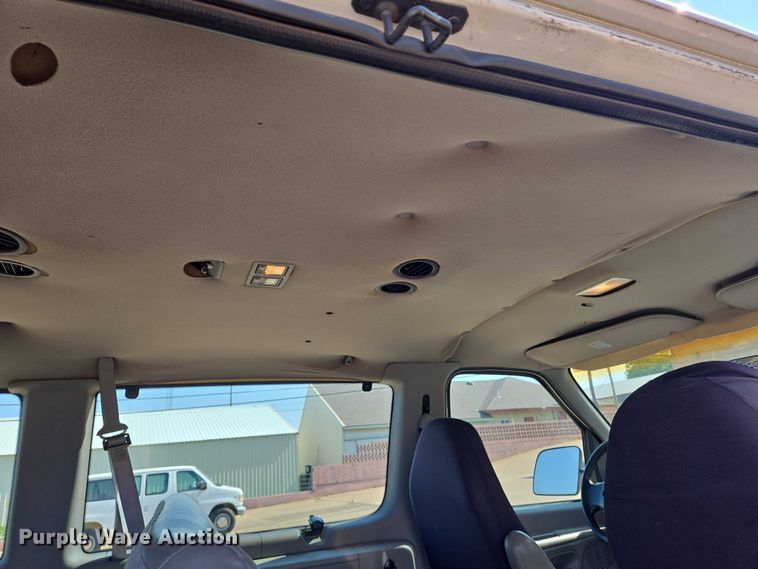 image for item EN8067 2001 Ford E350 van