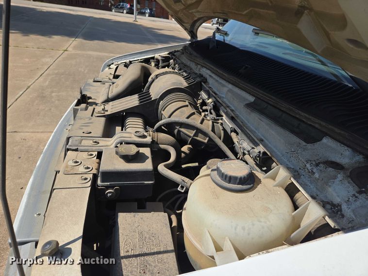 image for item EN8067 2001 Ford E350 van