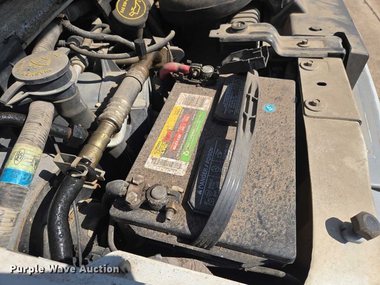 image for item EN8067 2001 Ford E350 van