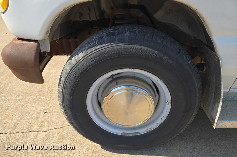 image for item EN8067 2001 Ford E350 van