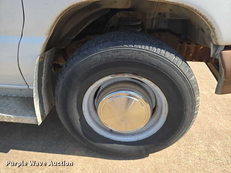 image for item EN8067 2001 Ford E350 van