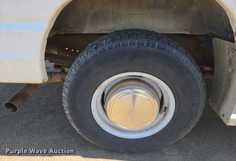 image for item EN8067 2001 Ford E350 van