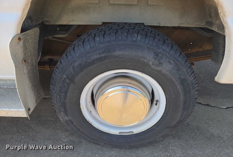 image for item EN8067 2001 Ford E350 van