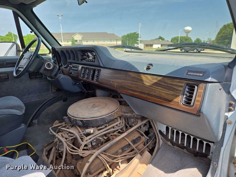 image for item EN8075 1996 Dodge Ram Wagon 3500 van