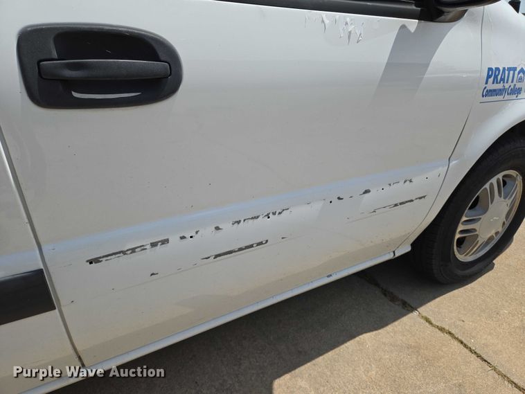 image for item EN8077 2004 Chevrolet Venture van