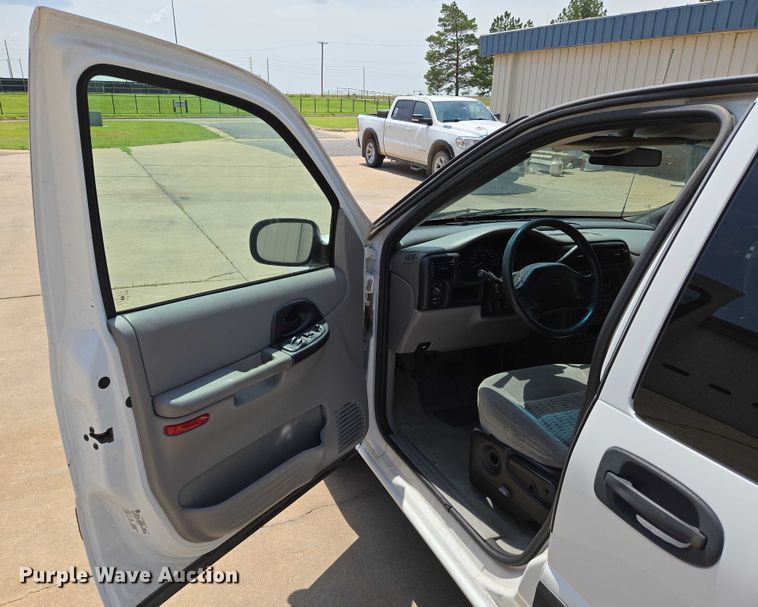 image for item EN8077 2004 Chevrolet Venture van