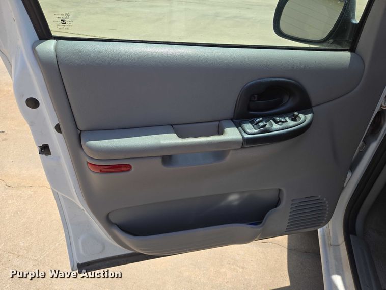 image for item EN8077 2004 Chevrolet Venture van