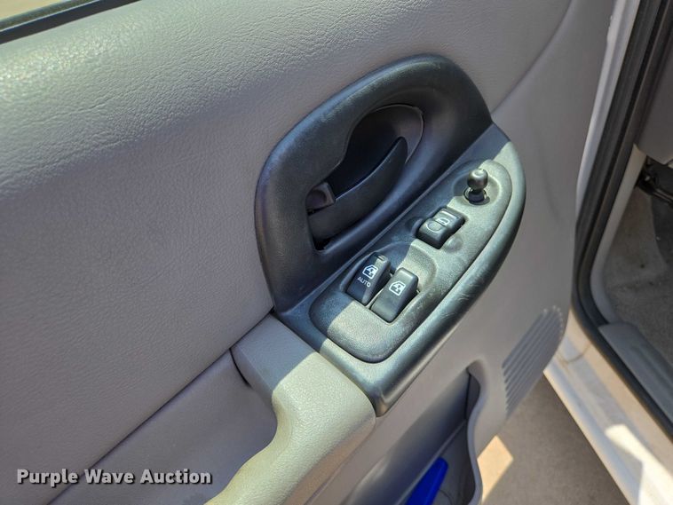 image for item EN8077 2004 Chevrolet Venture van