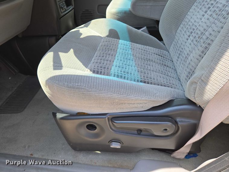 image for item EN8077 2004 Chevrolet Venture van