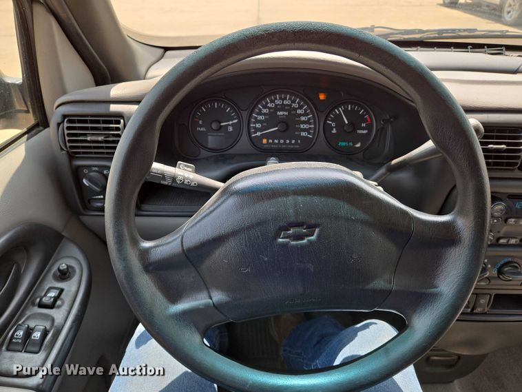 image for item EN8077 2004 Chevrolet Venture van