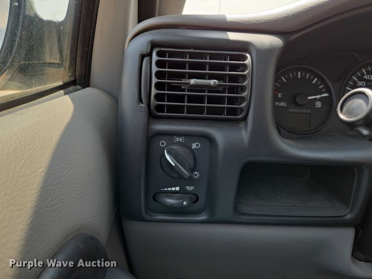 image for item EN8077 2004 Chevrolet Venture van