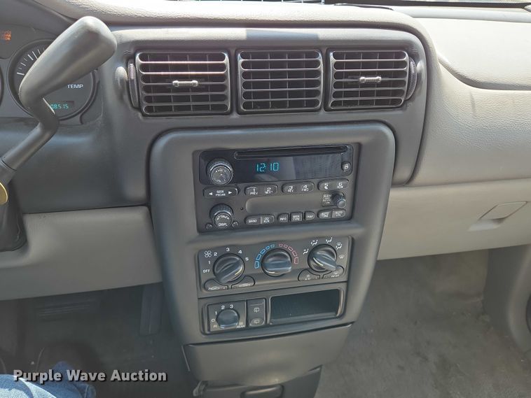 image for item EN8077 2004 Chevrolet Venture van