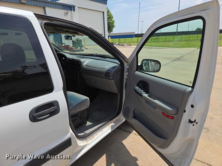 image for item EN8077 2004 Chevrolet Venture van