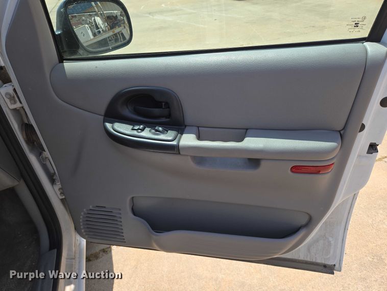 image for item EN8077 2004 Chevrolet Venture van