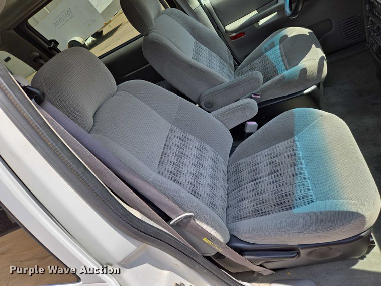 image for item EN8077 2004 Chevrolet Venture van