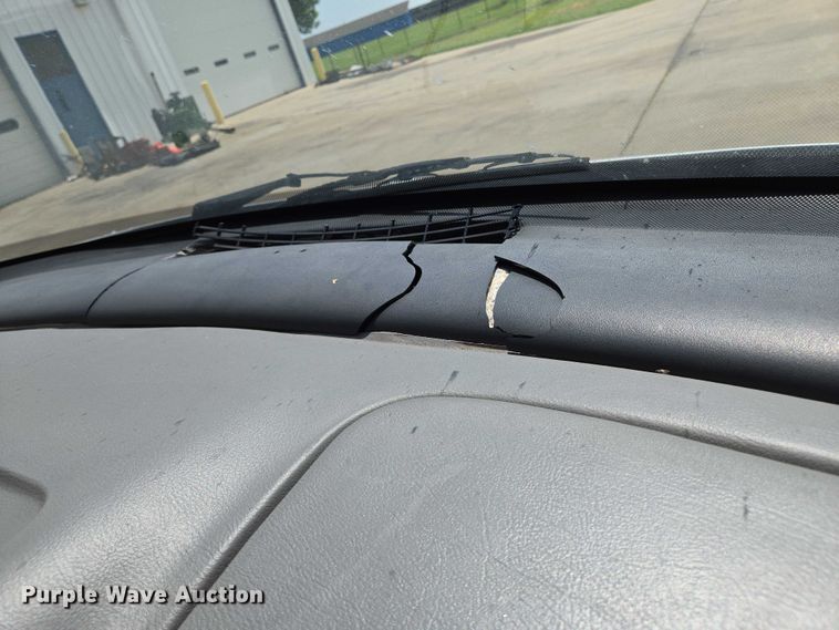 image for item EN8077 2004 Chevrolet Venture van