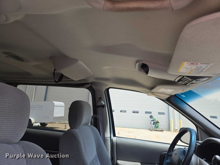 image for item EN8077 2004 Chevrolet Venture van