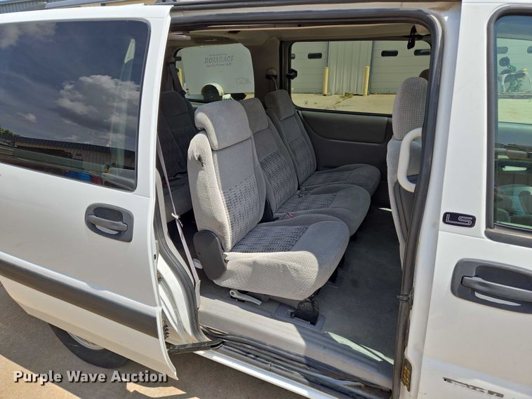 image for item EN8077 2004 Chevrolet Venture van